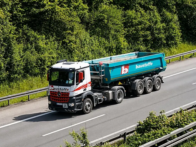 Bill Baustoffe LKW auf der Autobahn für Fuhrleistungen