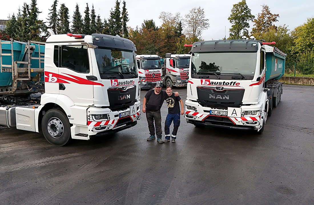 LKW-Fahrer vor Fahrzeugen der Heinz Bill GmbH